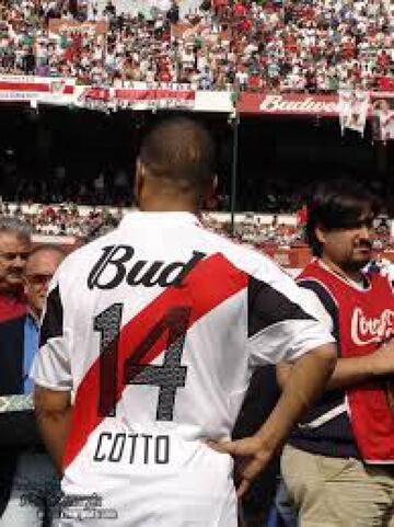 Famosos que han posado con la camiseta de Boca o River