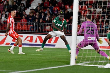 El delantero Samu Omorodion dio una exhibición anotando dos goles y provocando un penalti. Los vitorianos borraron de un plumazo cualquier atisbo de esperanza rojiblanca y el Almería está condenado al descenso.
