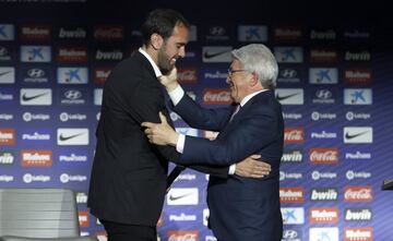 Diego Godín y el presidente Enrique Cerezo se saludan durante el acto. 