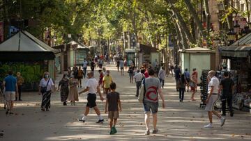 Aspecto de las Ramblas de Barcelona este jueves, cuando Catalu&ntilde;a celebra una jornada at&iacute;pica de Sant Jordi, en un 23 de julio que deb&iacute;a resarcir al sector del libro y de la flor de las p&eacute;rdidas por el confinamiento del pasado m