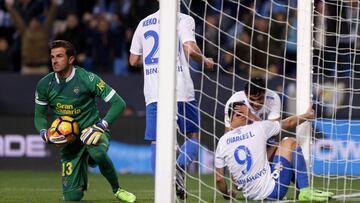 GRA559 MÁLAGA, 20/02/2017.- El delantero brasileño del Málaga, Charles Días (2d) celebra con su compañero, el defensa venezolano Roberto Rosales (d) su tanto ante Las Palmas durante el partido de la vigésima tercera jornada de la liga de primera división que se juega esta noche en el estadio de La Rosaleda, en Málaga. EFE/Jorge Zapata