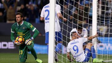 GRA559 M&Aacute;LAGA, 20/02/2017.- El delantero brasile&ntilde;o del M&aacute;laga, Charles D&iacute;as (2d) celebra con su compa&ntilde;ero, el defensa venezolano Roberto Rosales (d) su tanto ante Las Palmas durante el partido de la vig&eacute;sima tercera jornada de la liga de primera divisi&oacute;n que se juega esta noche en el estadio de La Rosaleda, en M&aacute;laga. EFE/Jorge Zapata