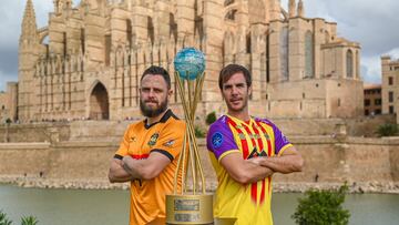 Rodrigo, capitán del Magnus Futsal, y Carlos Barrón, su homólogo en el Palma, posan ayer con la Copa Iintercontinental en la isla balear.