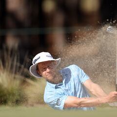 Why do some golfers use yellow golf balls? Are there any advantages for using a colored ball?