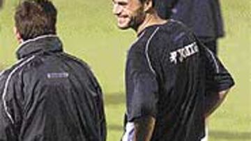 <B>DIEGO NO SABE SI CELEBRARÁ SUS GOLES</B>. Diego Tristán, que no celebró su gol en el Sánchez Pizjuán la pasada jornada de Liga, no se sabe si por haber salido desde el banquillo o por respeto a la afición sevillista y sevillana (como él, que es de La Algaba), dejó ayer en el aire la pregunta que se hace todo el mundo. ¿Celebrará sus goles si marca esta noche en Atenas contra el AEK, ahora que va a ser titular en detrimento de Pandiani? Es algo que me guardo para mí. Ya se verá, respondió enigmático el delantero español.