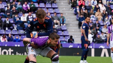 Fer López pelea por el balón con Nikitscher durante el partido disputado contra el Valladolid en Zorrilla.