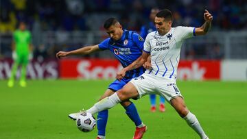 Orbelín Pineda pelea un balón con Celso Ortiz