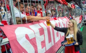 El Bayern celebra el título con ¡Un baño de cerveza!