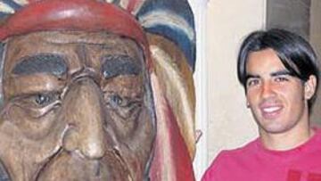 <b>ILUSIONADO. </b>Jurado pasó ayer el reconocimiento médico y posó con la estatua del índio del Calderón.