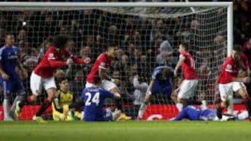 Van Persie corre a celebrar el gol con los jugadores del Chelsea por los suelos.