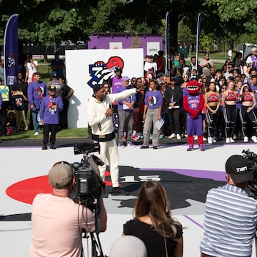 La franquicia de la NBA con sede en en Toronto, Ontario, está realizando diversos homenajes a una de sus leyendas, Vince Carter. Estuvo defendiendo la camiseta de los Raptors durante siete temporadas donde se forjó su leyenda de especialista del mate, con participaciones tan sobresalientes como la del Concurso de mates de 2000 en Oakland. El nacido en Daytona Beach verá cómo su icónico número 15 es retirado en el Scotiabank Arena, convirtiéndose en el primer jugador en los 30 años de historia de los Raptors en recibir tal distinción. Además de este honor la franquicia le realizará diversos homenajes como esta espectacular pista en Dixon Park.