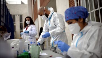 Sanitarios realizando tests de RT-PCR.