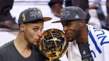 Stephen Curry y Andre Iguodala, con el trofeo Larry O&#039;Brien.