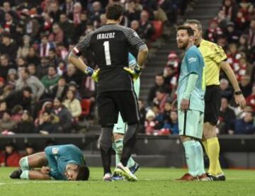  Gerard Piqué se duele en el suelo, Leo Messi y Gorka Iraizoz.