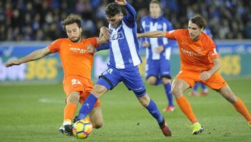 21-12-17, VITORIA
FUTBOL. LIGA SANTANER, ALAVES-MALAGA
paul baysse y munir se disputan el balon
FOTO: L. RICO