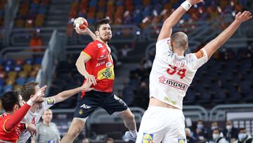 En el Mundial de Egipto, acción de Álex Dujsjebaev ante Dinamarca,