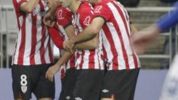 <b>ALEGRÍA. </b>Los jugadores del Athletic felicitan a De Marcos tras su gol.