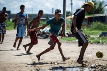 Varios niños juegan al fútbol en un barrio pobre de Olinda, a unos 18 km de Recife, en el noreste de Brasil, durante el Mundial de Brasil 2013 torneo de fútbol FIFA Confederaciones. El centro histórico de Olinda está catalogado como Patrimonio de la Humanidad por la UNESCO.