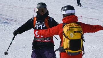 Jokin Ruiz de Larramendi y Ione Gangoiti Pérez en Sudamérica a punto de abrazarse tras una bajada del Freeride World Qualifier.