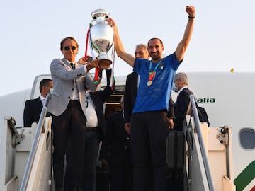 Roberto Mancini y Chiellini con la copa a la salida del avión. 