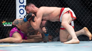 Merab Dvalishvili somete a Sean O'Malley en el UFC 316.