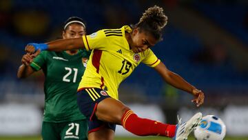 AMDEP3155. CALI (COLOMBIA), 11/07/2022.- Marilin Rojas (i) de Bolivia disputa un balón con Jorelyn Carabalí de Colombia hoy, en un partido del grupo A de la Copa América Femenina en el estadio Pascual Guerrero en Cali (Colombia). EFE/Ernesto Guzmán Jr.