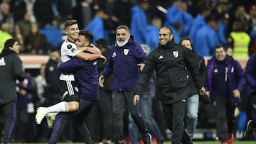 River Plate's Julian Alvarez (L) celebrates after winning the second leg match of the all-Argentine Copa Libertadores final against Boca Juniors, at the Santiago Bernabeu stadium in Madrid, on December 9, 2018. - River Plate came from behind to beat bitter Argentine rivals Boca Juniors 3-1 in extra time. (Photo by OSCAR DEL POZO / AFP)
