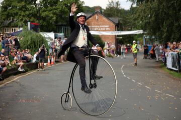 Un grupo de ciclistas toma la salida de la Gran Carrera de Knutsford, en el noroeste de Inglaterra, un evento singular que se celebró por última vez en 2010 y, por lo general, se disputa cada diez años, en el que participan ciclistas individuales y en equipo de todo el mundo, sobre bicicletas clásicas que datan de mediados del siglo XIX.