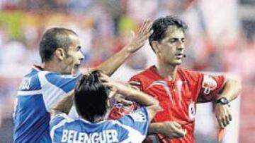 <b>INDIGNACIÓN. </b>Cotelo y Belenguer protestan una de las rojas que mostró Turienzo en el Sevilla-Getafe.