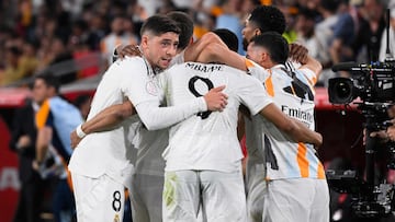 Mbappé celebra con sus compañeros el con el que el astro francés empató de falta directa la final de Copa.