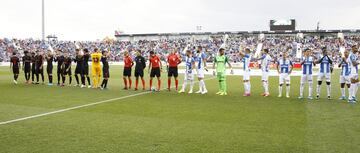 Los jugadores del Leganés y del Atlético de Madrid posan en el centro del campo antes del inicio del partido. 