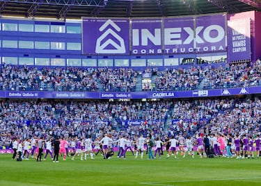 Los jugadores del Valladolid celebran con la afición el regreso a Primera División. 
