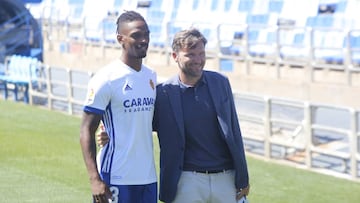 Jair Amador, junto al director deportivo Lalo Arantegui, en su presentaci&oacute;n.