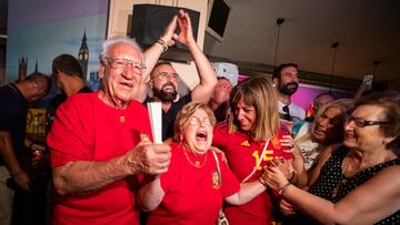 Los abuelos de Eva Navarro, Juan y Fina, junto a su madre Eva, ataviada con la camiseta de la 15 de la Selección en Yecla.