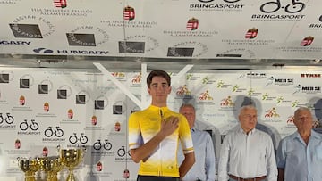 El ciclista español Héctor Álvarez posa con el maillot amarillo como campeón del Gran Premio de Hungría en categoria junior.
