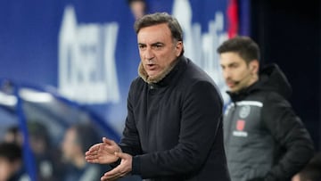 Carlos Carvalhal aplaude durante el partido disputado contra Osasuna en El Sadar.