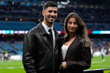Marco Asensio y Lavinia León posan juntos antes del partido.