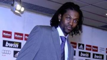 Adebayor no llegó a tiempo para entrenarse esta tarde