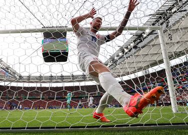 El eslovaco Juraj Kucka se mete, literalmente, en la portería belga.