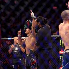El mexicoamericano Raúl Rosas Jr. hace historia en el UFC 282, al ser el peleador más joven en ganar