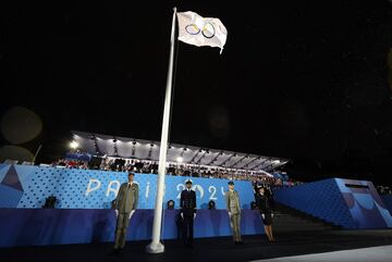 La bandera olímpica se iza en la plaza del Trocadero durante la ceremonia del apertura de los Juegos Olímpicos de París 2024.