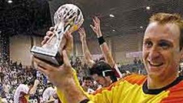 <b>OTRO ÉXITO.</B> David Barrufet levanta el trofeo de la Supercopa. El portero es el único jugador que se mantiene del equipo que logró la victoria en este torneo en 1991.