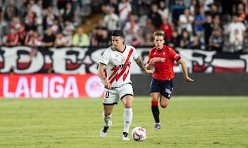 James Rodríguez en acción durante su debut en el estadio de Vallecas.