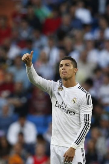 El delantero portugués del Real Madrid, Cristiano Ronaldo celebra el segundo gol marcado ante el Getafe, durante al partido correspondiente a la trigesimo octava, y última, jornada de Liga disputado entre ambos equipos en el estadio Santiago Bernabéu en Madrid. 