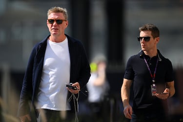 Simon Lazenby, presentador de televisión, Anthony Davidson, expiloto de automovilismo británico.