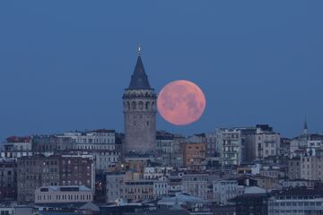 La luna vista por detr¨¢s de la Torre Galata en Estambul.