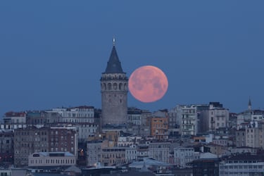 La luna vista por detrás de la Torre Galata en Estambul.