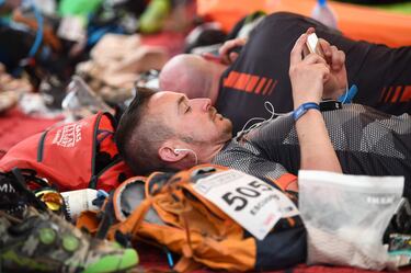 Los participantes descansan en el campamento después del final de la Etapa 3 de la 13ª edición de Titan Desert 2018 entre Alnif y Rissani, en el centro de Marruecos