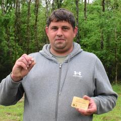 Un hombre sale a dar un paseo y encuentra un tesoro en forma de diamante en el suelo: “Parece un envoltorio de caramelo”