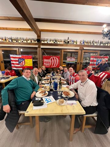 Miembros de la peña atlética Lucense durante la cena de su 44º aniversario en Ribadeo, Lugo. 